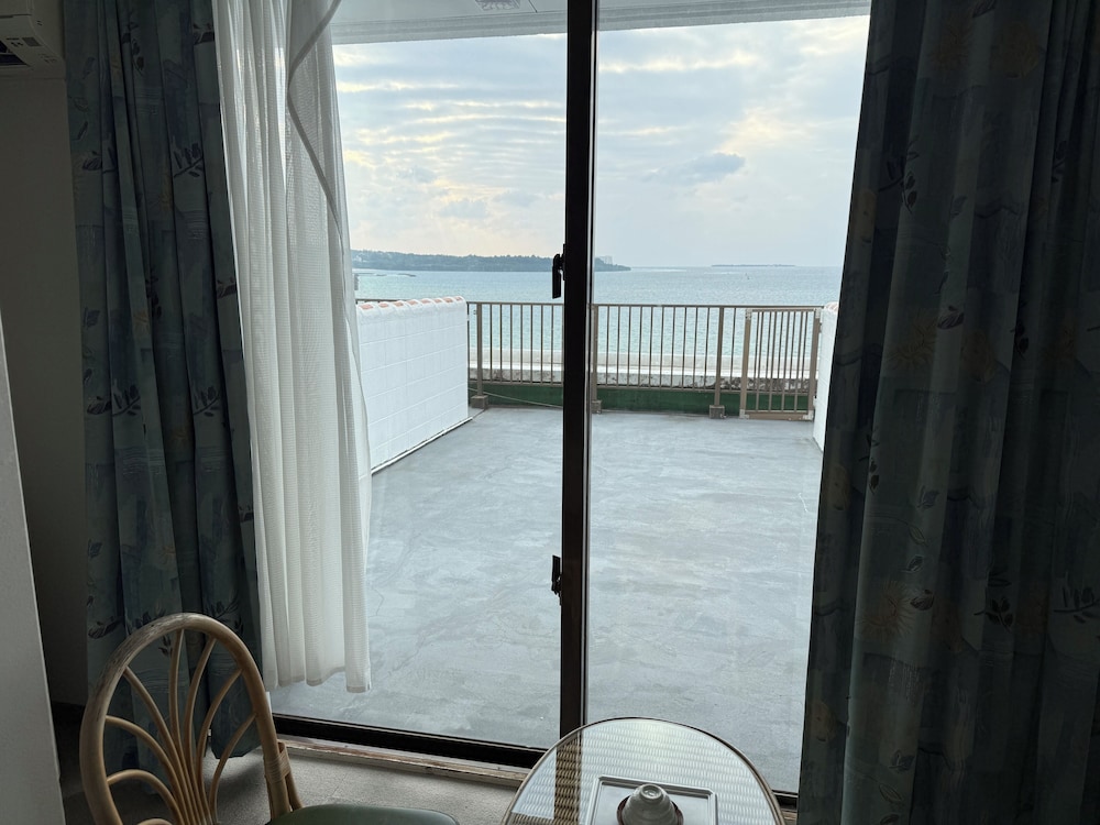 スタンダード トリプルルーム バルコニー オーシャンビュー 客室2 | 美らなリゾートもとぶ