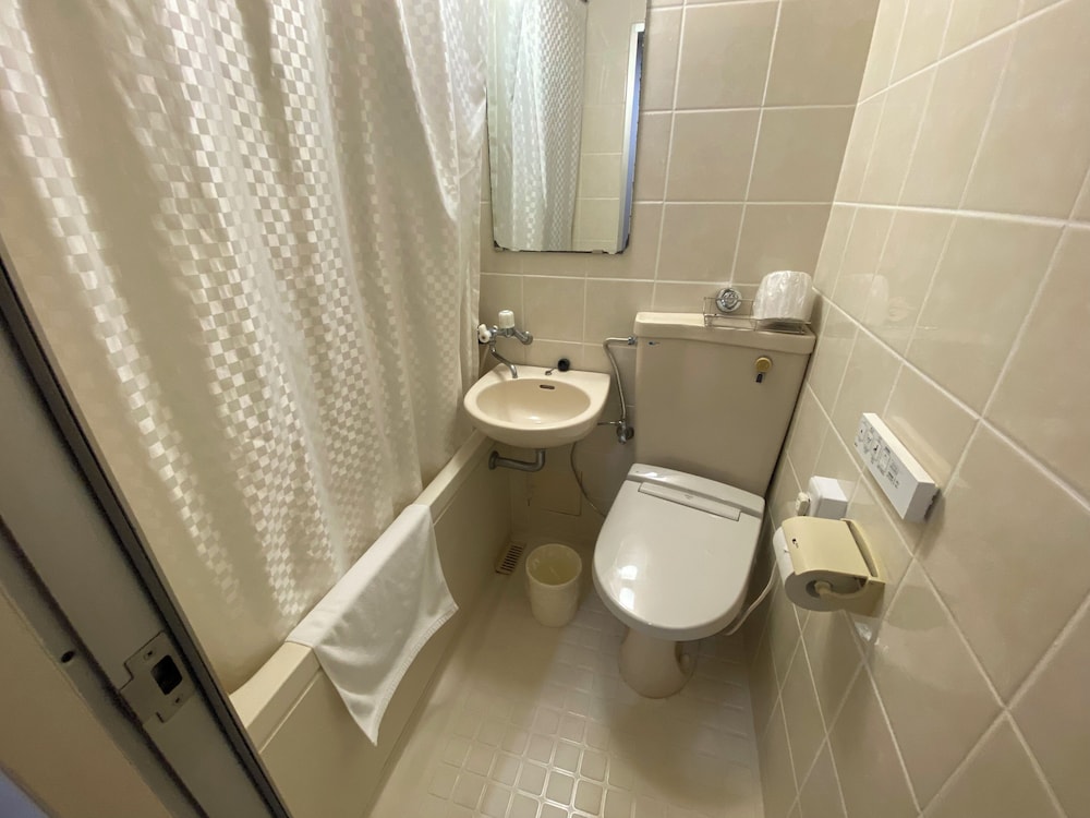 スタンダード 4 人部屋 バルコニー オーシャンビュー バスルーム0 | 美らなリゾートもとぶ