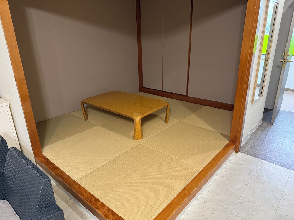 デラックス 4 人部屋 バルコニー オーシャンビュー 客室2 | 美らなリゾートもとぶ