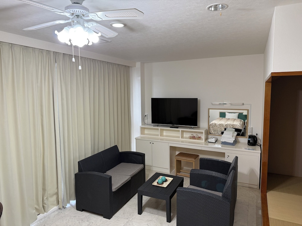 デラックス 4 人部屋 バルコニー オーシャンビュー 客室1 | 美らなリゾートもとぶ