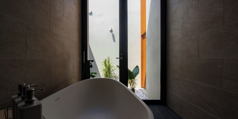 デラックス ヴィラ 1 ベッドルーム ジェットバス バスルーム2 | villa LIFE INDAH sumuide