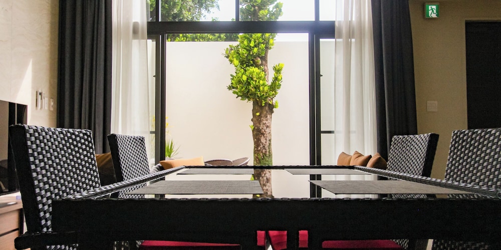 スーペリア ヴィラ 1 ベッドルーム テラス 客室内のダイニングエリア0 | villa LIFE INDAH sumuide