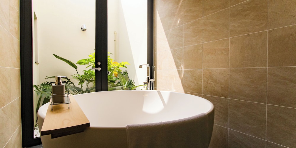 スーペリア ヴィラ 1 ベッドルーム テラス バスルーム2 | villa LIFE INDAH sumuide