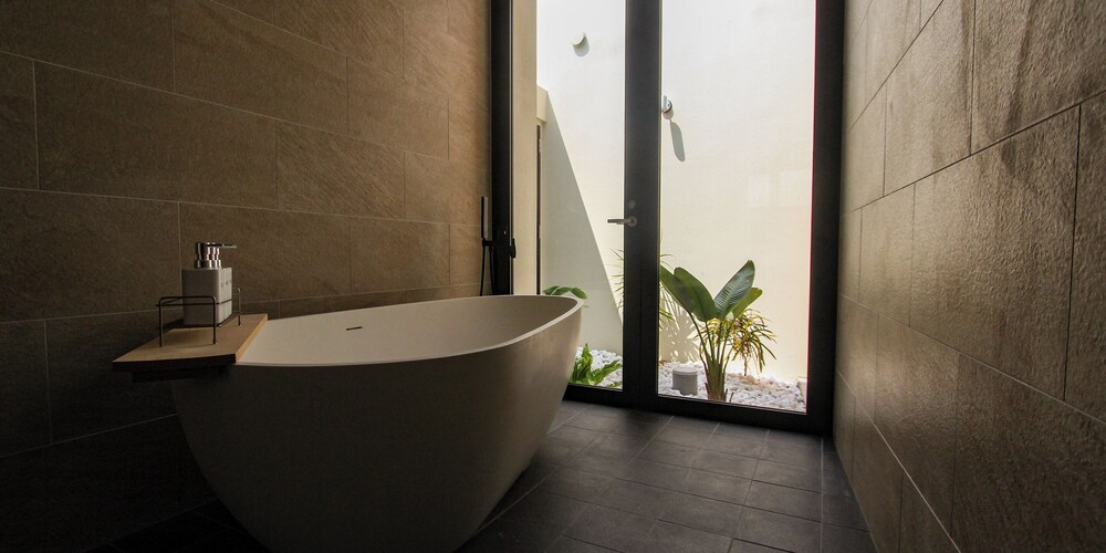 デラックス ヴィラ 1 ベッドルーム ジェットバス バスルーム1 | villa LIFE INDAH sumuide