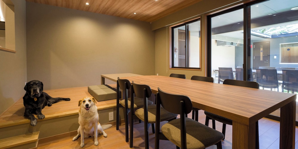 [B] 4クイーンベッド (ドッグフレンドリー) / 10名定員 客室6 | Rakuten STAY VILLA 箱根桃源台