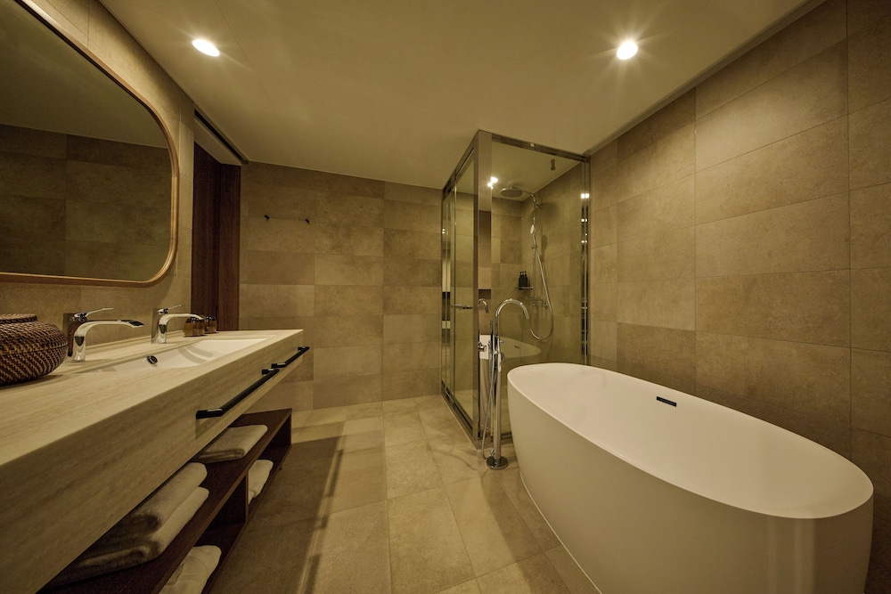 エグゼクティブフロア　アイコニックスイート　首里 バスルーム0 | ザ ロイヤルパークホテル アイコニック 那覇