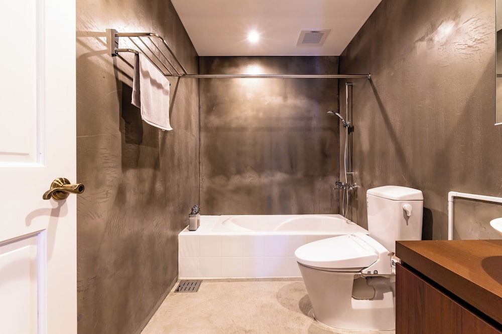 スーペリア ヴィラ オーシャンビュー バスルーム1 | ビーチフロントプール＆BBQテラス付の貸別荘 Anniversario