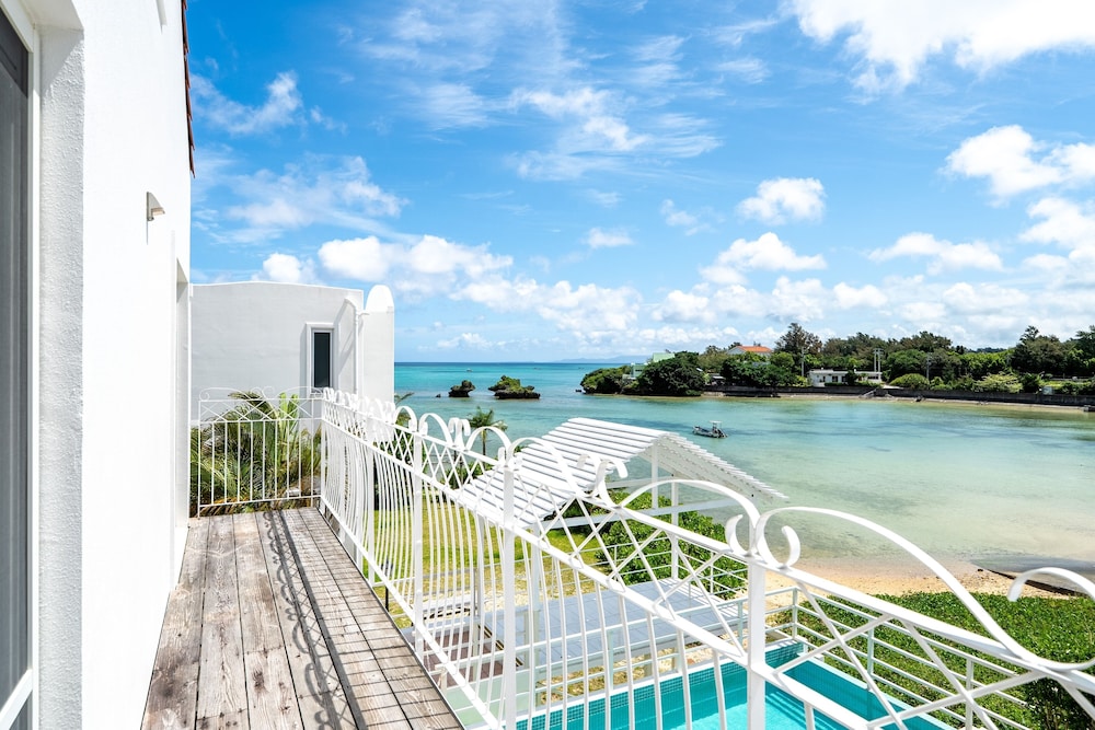 スーペリア ヴィラ 3 ベッドルーム オーシャンビュー 外観3 | ビーチフロントプール＆BBQテラス付の貸別荘 Anniversario