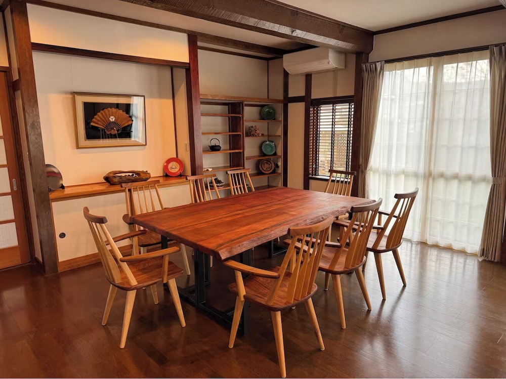 ファミリー ヴィラ マウンテンビュー 客室内のダイニングエリア0 | 5 Peaks Villa