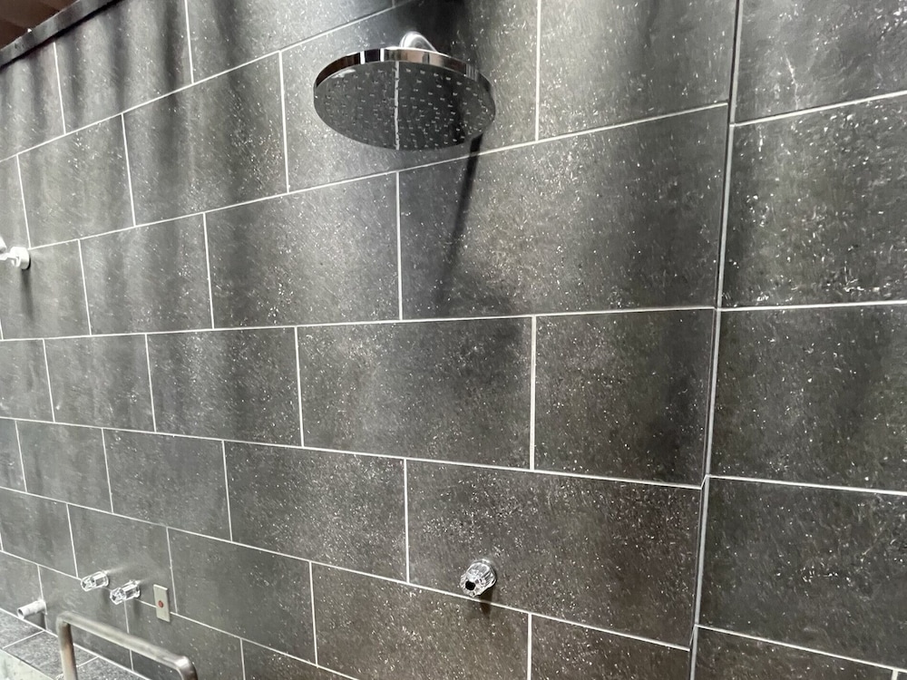 エグゼクティブ ダブルルーム キングベッド 1 台 禁煙 電子レンジ バスルームの設備0 | 弥富ホテルNUQU全室天然温泉