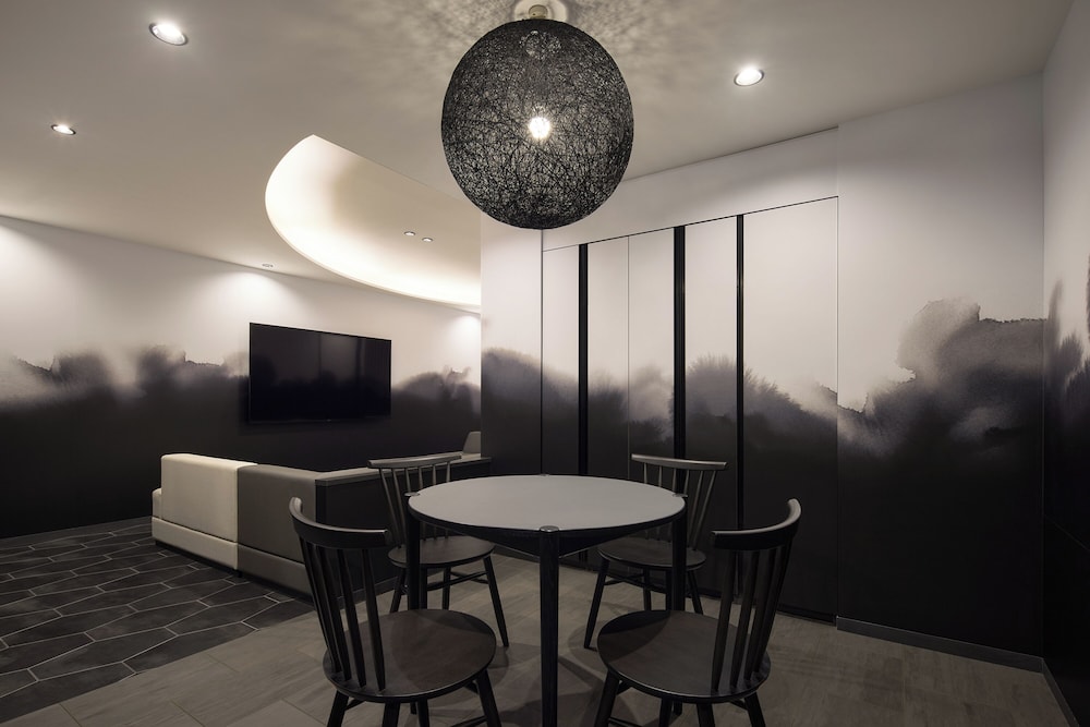 プレジデンシャル ダブルまたはツインルーム 1 ベッドルーム 禁煙 電子レンジ 客室内のダイニングエリア0 | 弥富ホテルNUQU全室天然温泉