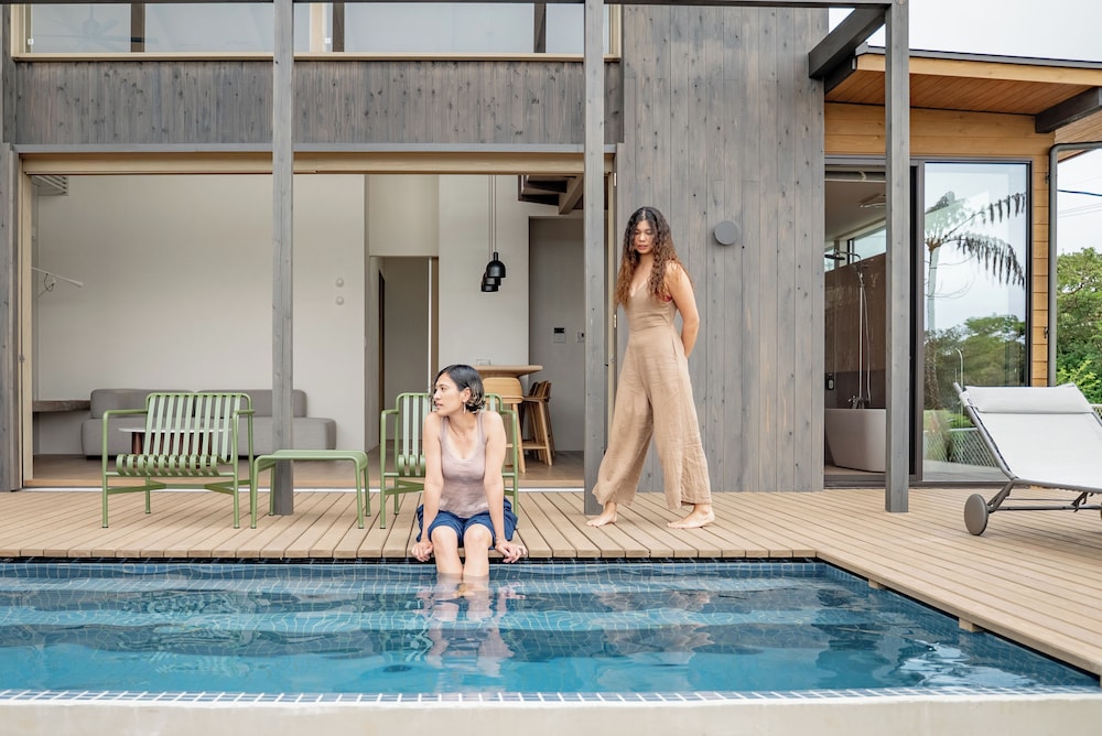 B棟 禁煙(セミダブル布団×１・シングルサイズ布団×１が各部屋にセット、リビング：ロフトにシングル布団×2、合計8名収容) テラス / パティオ2 | Dei Amami