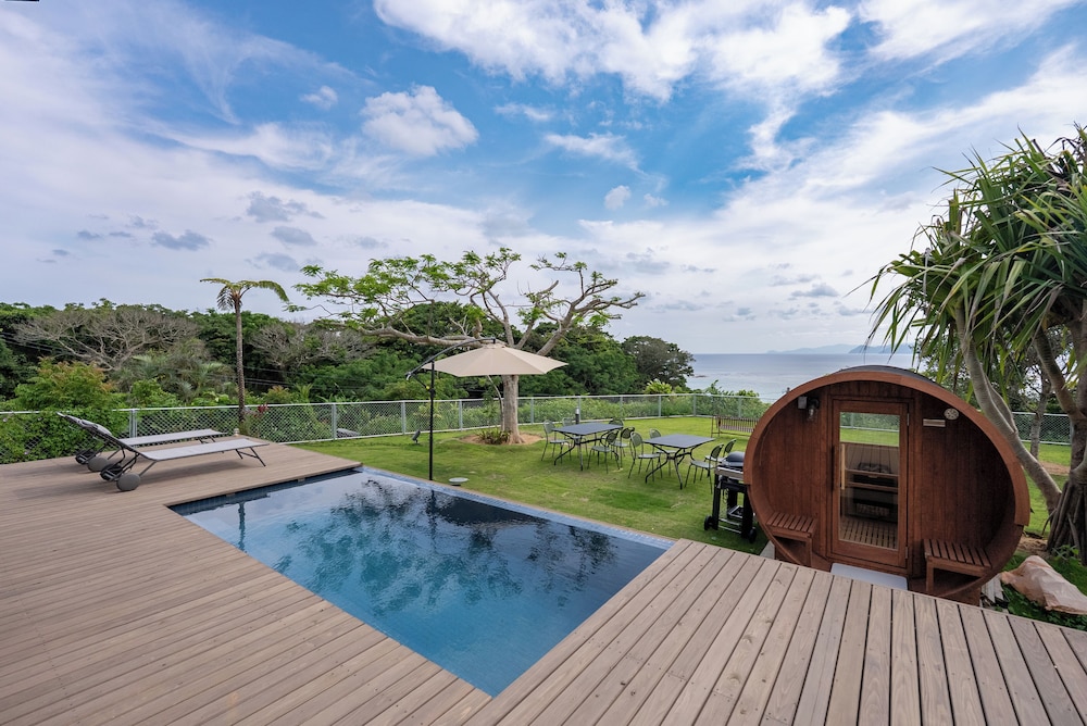 B棟 禁煙(セミダブル布団×１・シングルサイズ布団×１が各部屋にセット、リビング：ロフトにシングル布団×2、合計8名収容) テラス / パティオ0 | Dei Amami