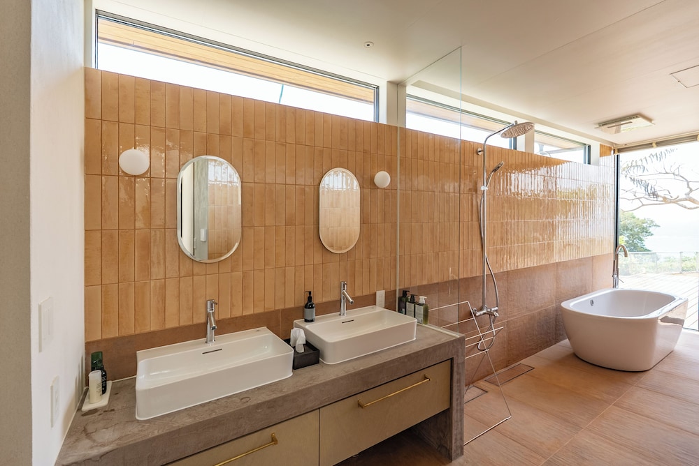 B棟 禁煙(セミダブル布団×１・シングルサイズ布団×１が各部屋にセット、リビング：ロフトにシングル布団×2、合計8名収容) バスルーム0 | Dei Amami