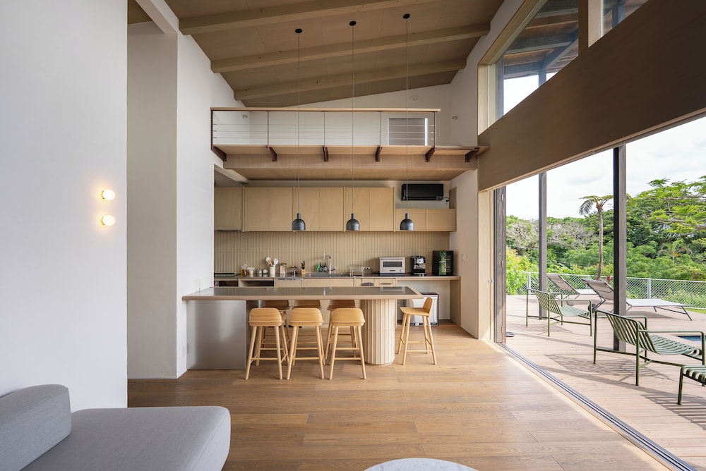 B棟 禁煙(セミダブル布団×１・シングルサイズ布団×１が各部屋にセット、リビング：ロフトにシングル布団×2、合計8名収容) リビング エリア1 | Dei Amami