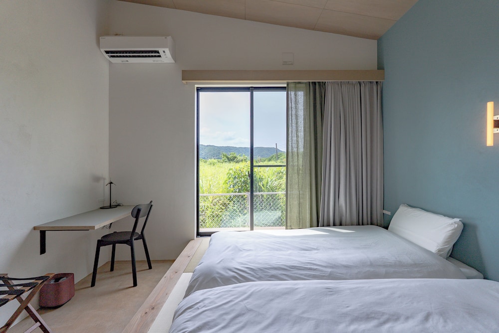 B棟 禁煙(セミダブル布団×１・シングルサイズ布団×１が各部屋にセット、リビング：ロフトにシングル布団×2、合計8名収容) 客室1 | Dei Amami