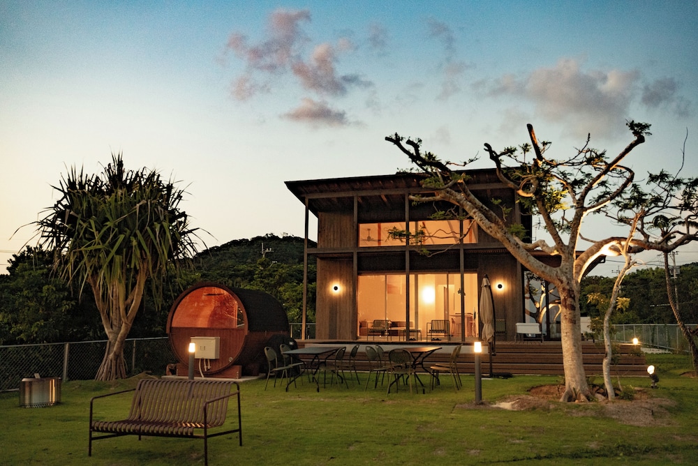 B棟 禁煙(セミダブル布団×１・シングルサイズ布団×１が各部屋にセット、リビング：ロフトにシングル布団×2、合計8名収容) 客室5 | Dei Amami