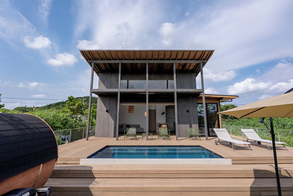 B棟 禁煙(セミダブル布団×１・シングルサイズ布団×１が各部屋にセット、リビング：ロフトにシングル布団×2、合計8名収容) 客室2 | Dei Amami