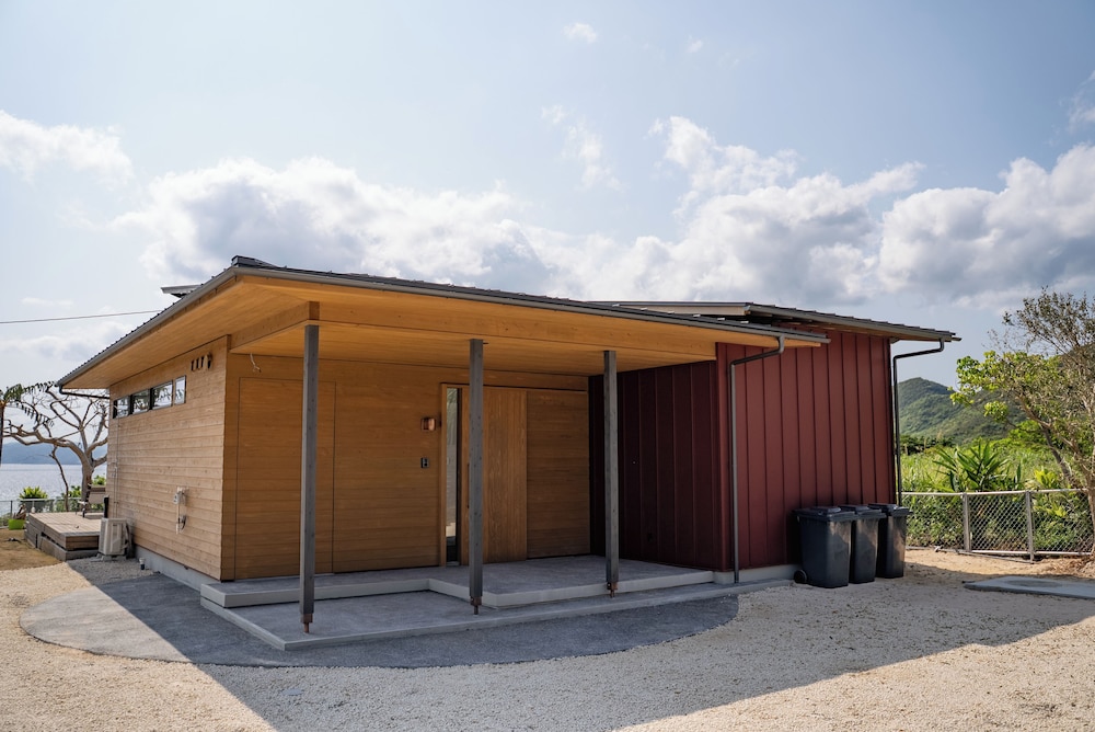 B棟 禁煙(セミダブル布団×１・シングルサイズ布団×１が各部屋にセット、リビング：ロフトにシングル布団×2、合計8名収容) 客室4 | Dei Amami