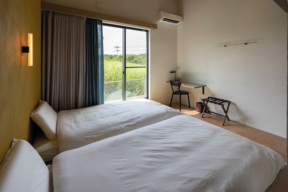 B棟 禁煙(セミダブル布団×１・シングルサイズ布団×１が各部屋にセット、リビング：ロフトにシングル布団×2、合計8名収容) | Dei Amami