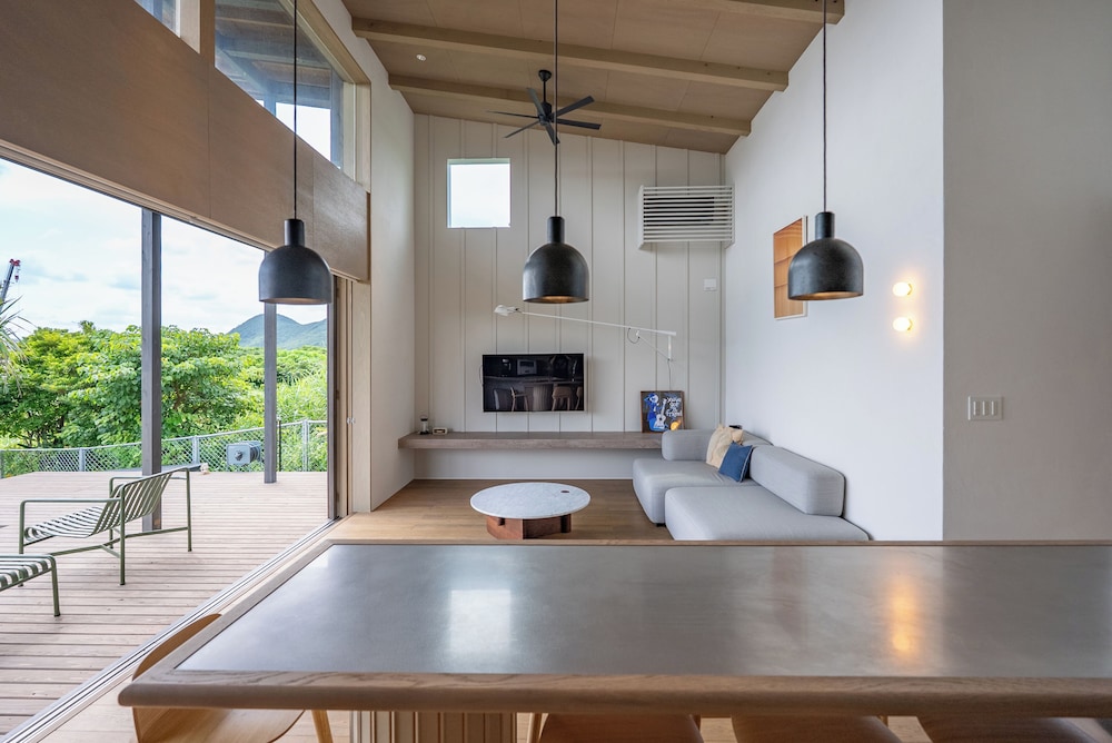 B棟 禁煙(セミダブル布団×１・シングルサイズ布団×１が各部屋にセット、リビング：ロフトにシングル布団×2、合計8名収容) リビング エリア0 | Dei Amami