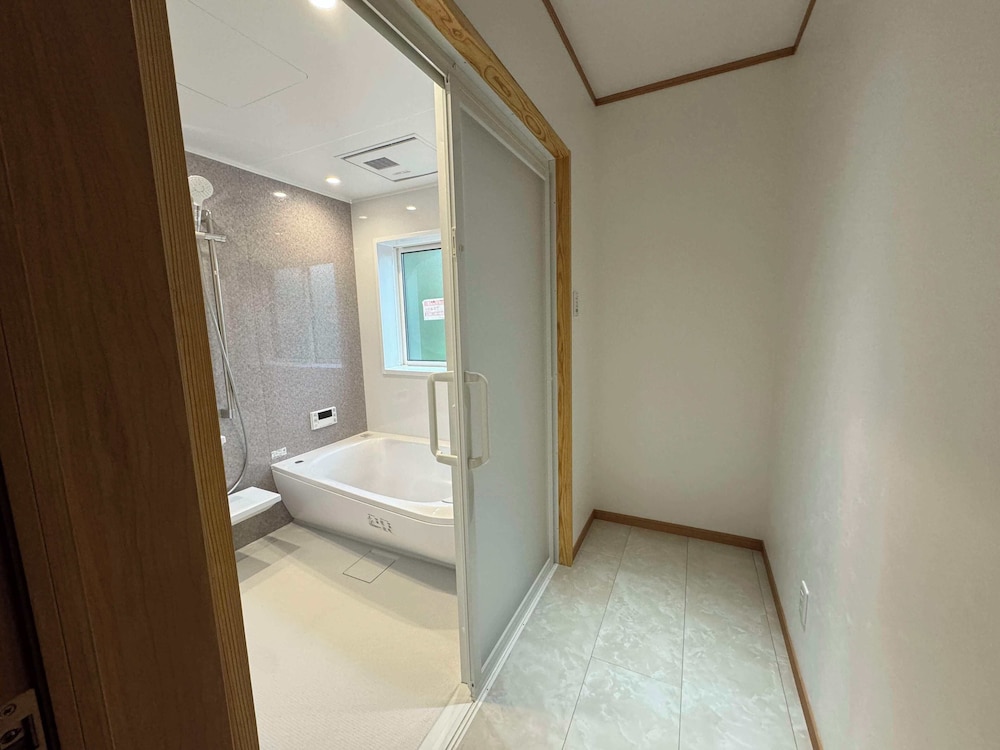 ファミリー アパートメント 禁煙 ガーデンビュー バスルーム4 | 宿坊 国昌寺