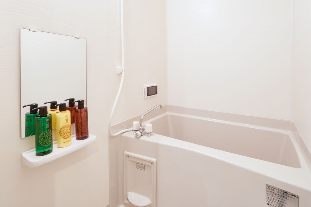 ベーシック トリプルルーム バスルーム0 | Miro Hotel 今出川