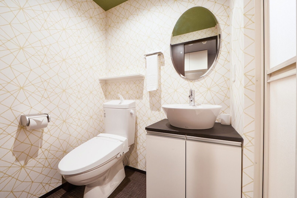 ベーシック トリプルルーム バスルーム1 | Miro Hotel 今出川