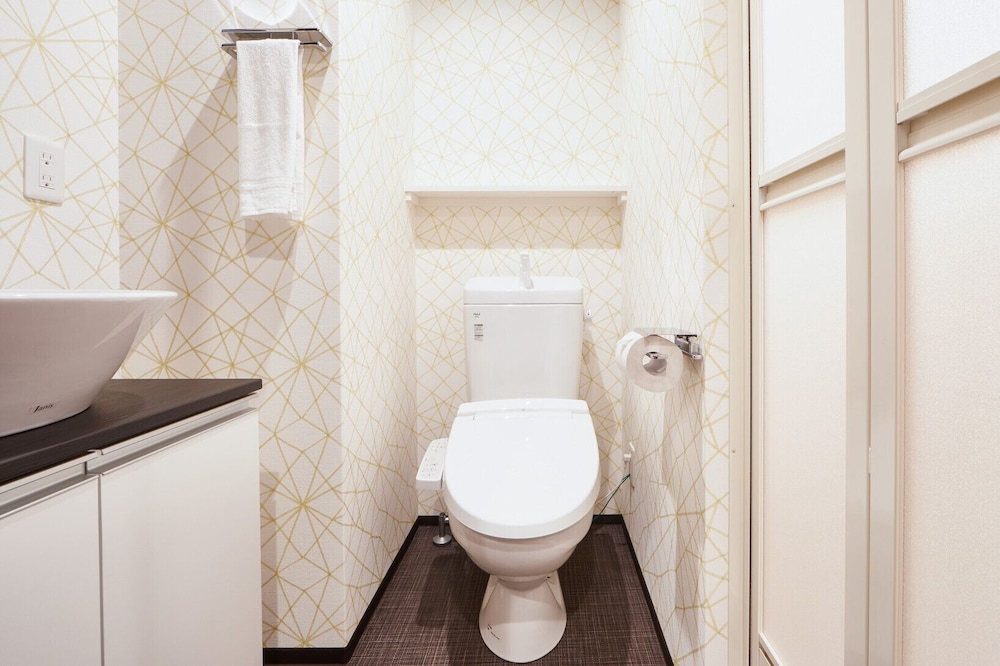 ベーシック ダブルルーム バスルーム1 | Miro Hotel 今出川