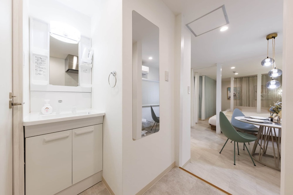 302号室、禁煙 バスルーム4 | Namba Kuromon Central Self Inn