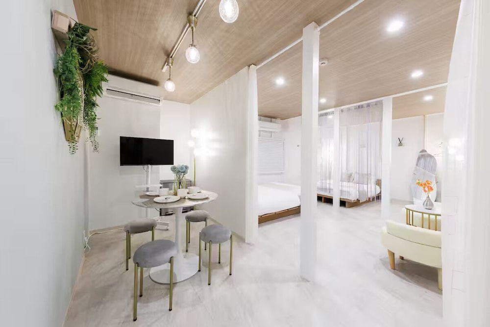 201号室、禁煙 客室内のダイニングエリア7 | Namba Kuromon Central Self Inn