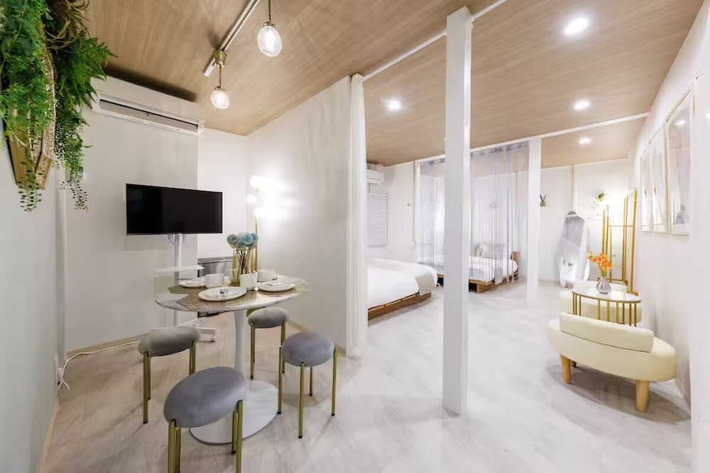 201号室、禁煙 客室内のダイニングエリア4 | Namba Kuromon Central Self Inn