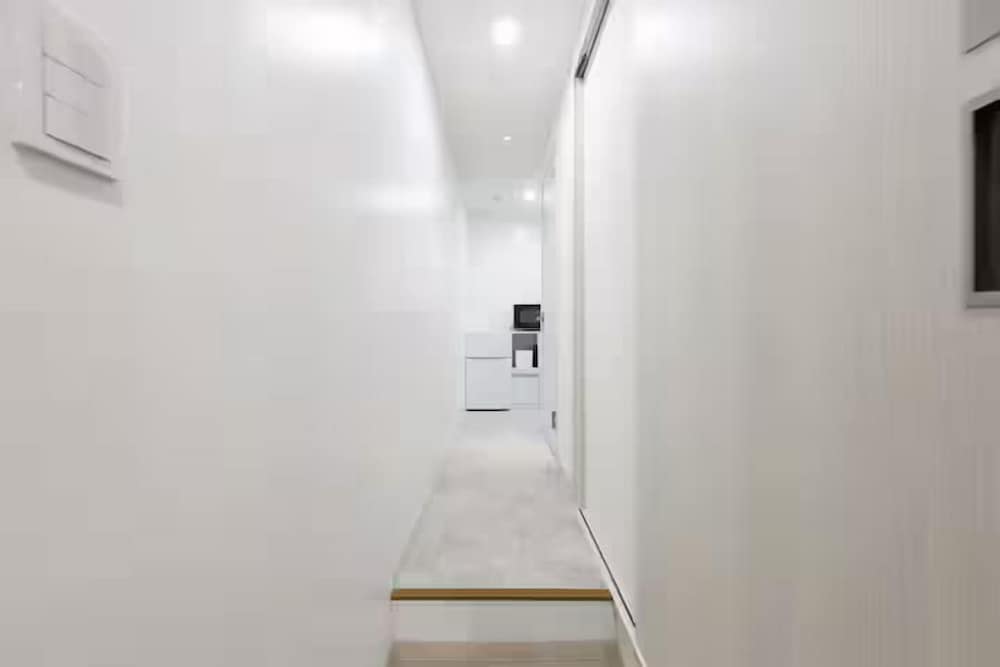 201号室、禁煙 客室内のダイニングエリア26 | Namba Kuromon Central Self Inn