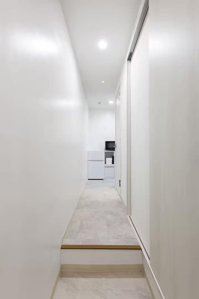 201号室、禁煙 客室内のダイニングエリア25 | Namba Kuromon Central Self Inn