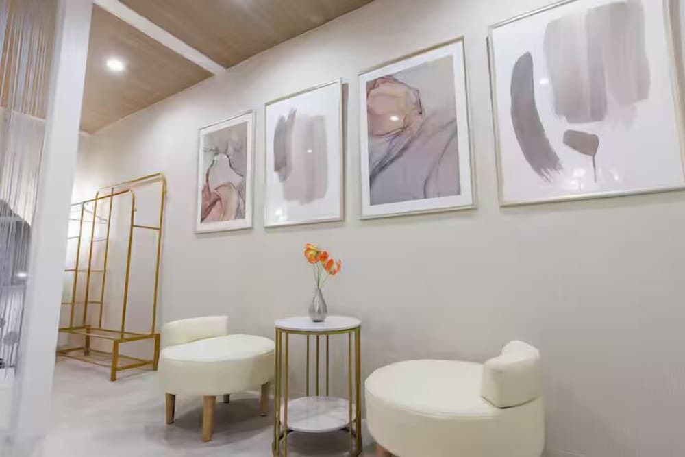 201号室、禁煙 客室内のダイニングエリア17 | Namba Kuromon Central Self Inn
