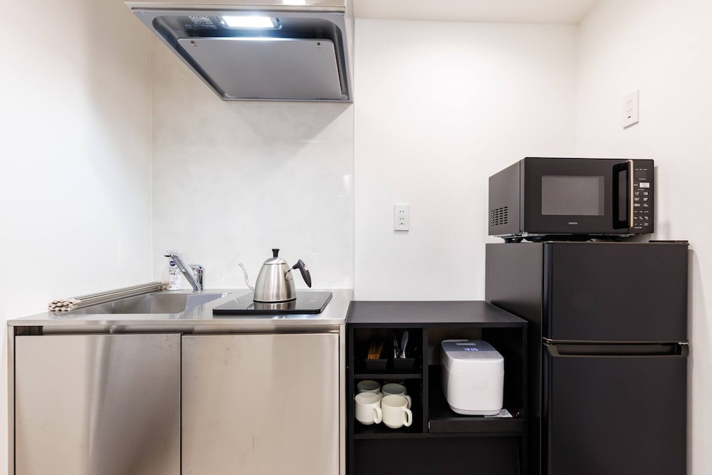 302号室、禁煙 専用キッチン3 | Namba Kuromon Central Self Inn