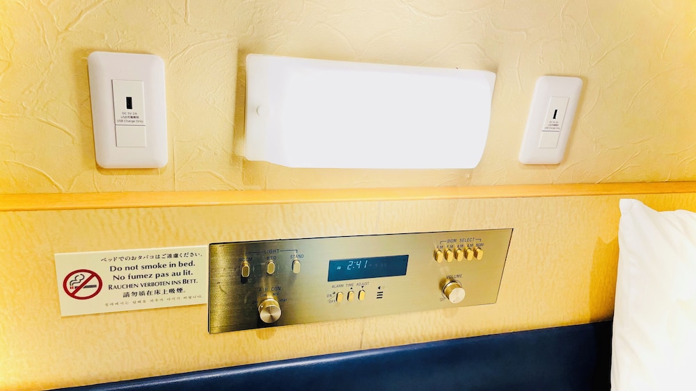 エコノミー ダブルルーム セミダブルベッド 1 台 喫煙可 専用バスルーム 客室1 | ホテルサーブ渋谷