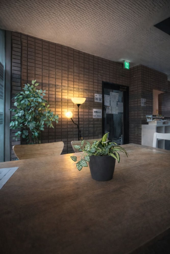 ベーシック ダブルルーム リビング エリア1 | アンバー ホステル