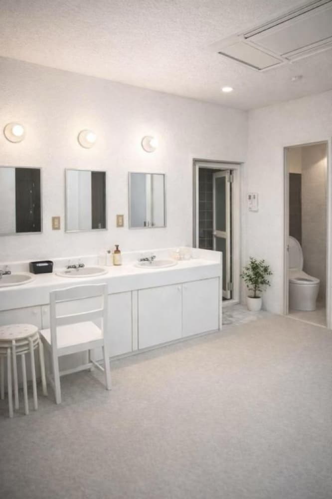 ベーシック ダブルルーム バスルーム0 | アンバー ホステル