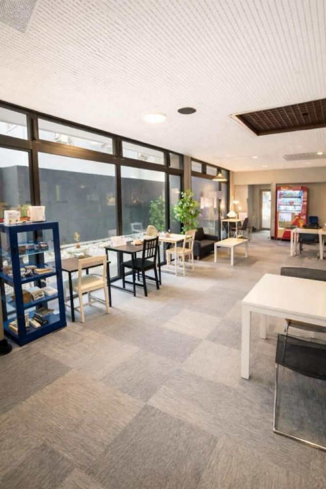 ロビー応接スペース1 | アンバー ホステル