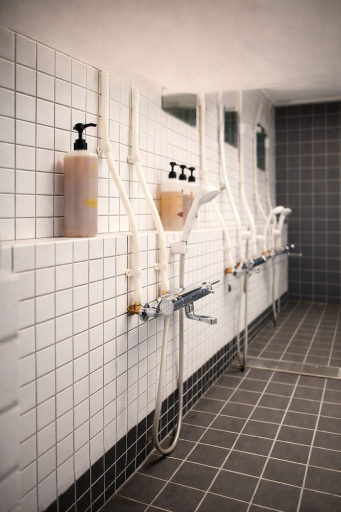 ベーシック ダブルルーム 共用バスルーム1 | アンバー ホステル