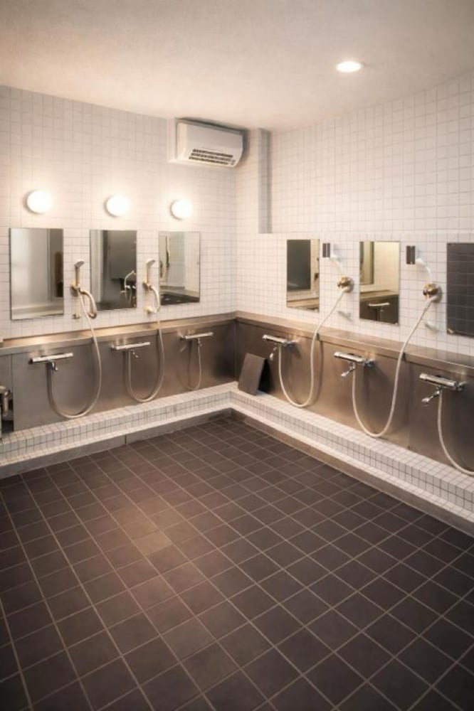 ベーシック ダブルルーム バスルーム1 | アンバー ホステル