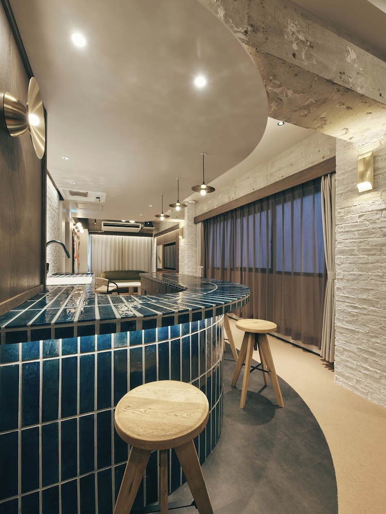 スーペリア ルーム 客室内のダイニングエリア2 | illi Lay Shibuya-Ebisu