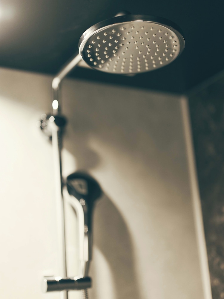 スーペリア ルーム バスルームのシャワー1 | illi Lay Shibuya-Ebisu