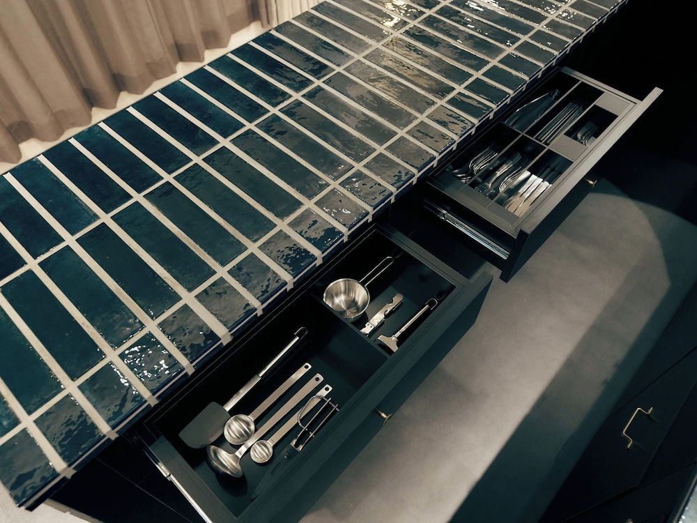 スーペリア ルーム 客室内のダイニングエリア4 | illi Lay Shibuya-Ebisu