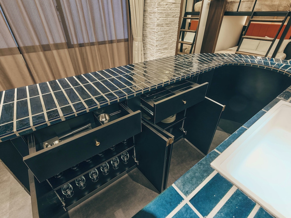 スーペリア ルーム 客室内のダイニングエリア1 | illi Lay Shibuya-Ebisu