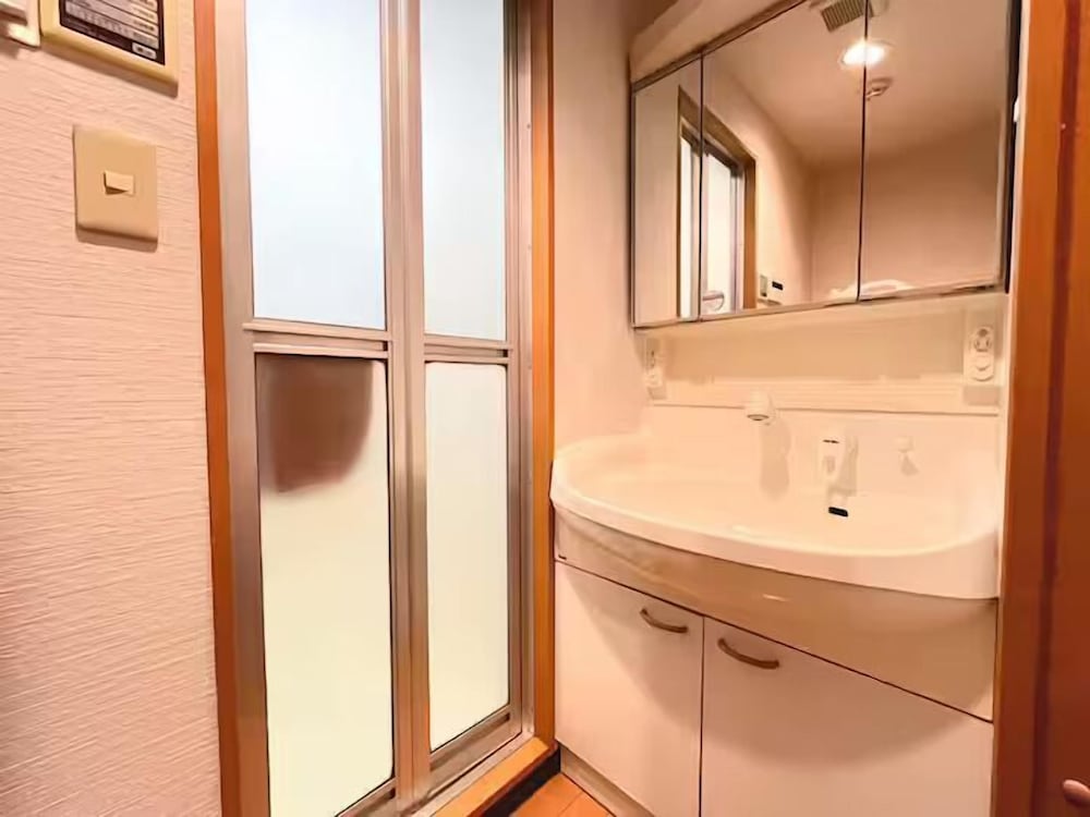 ベーシック アパートメント シティビュー バスルーム0 | Amika First 101