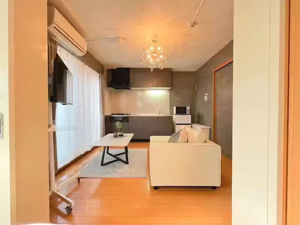 ベーシック アパートメント シティビュー リビング エリア3 | Amika First 101