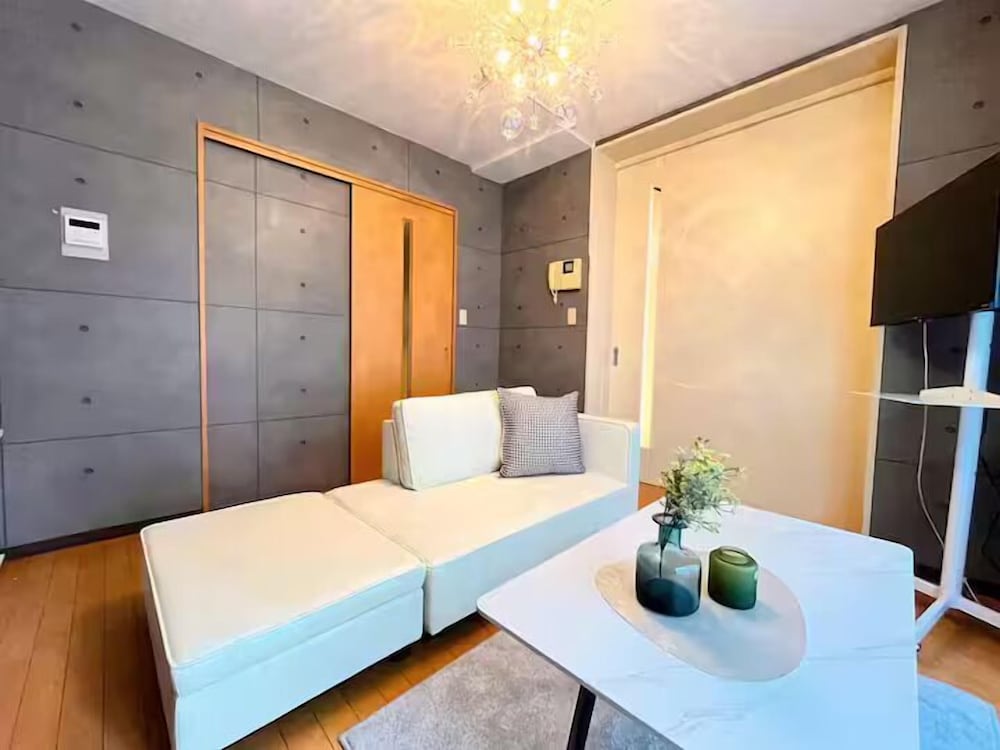 ベーシック アパートメント シティビュー リビング エリア1 | Amika First 101