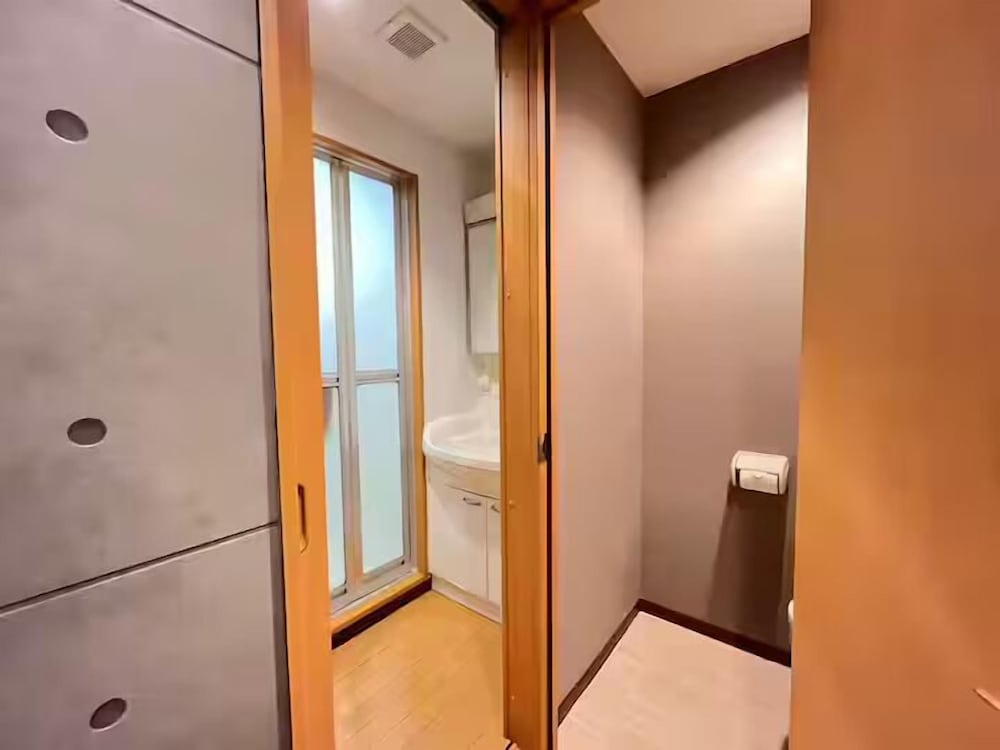 ベーシック アパートメント シティビュー バスルーム2 | Amika First 101